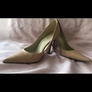 Guess pointed toe pumps